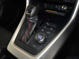 電動パーキングブレーキ・ブレーキホールドを装備してます。ホールド機能は信号待ちが多い一般道で疲労軽減になり、大好評です!