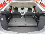 大型のスーツケースや、一般的なベビーカーが積み込める実用的な広さを備えたラゲッジルームです。