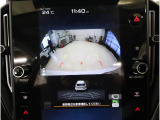 後方映像を11.6インチディスプレイに表示し、ステアリング連動ガイドラインが駐車をサポート。さらに後退時はリヤ4センサーが障害物を検知し、必要に応じてブレーキが作動します。