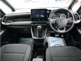 運転にかかわる様々な操作を安全に行えるように視点移動が少なく、操作性に配慮されたスイッチ類が凝縮されたコクピットです。