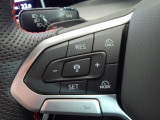 ◆クルーズコントロールにレーダーセンサーを組み合わせ、先行車を測定し設定されたスピードを上限に自動で加減速を行います。一定の車間距離を維持することで、長距離走行でのドライバーの疲労を低減させます。