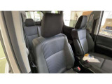 アームレストも付いでロングドライブも快適です。運転席は6ウェイ、助手席は4ウェイの調整が可能です。