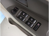 運転席ドアにはパワーウィンドウスイッチが集約され、ドアミラー調整スイッチも装備!1か所で簡単に操作が可能です!
