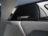 BOSEサウンドシステムを搭載。「良い音を出す」ではなく、その車種のごとに特徴を計算(車種専用設計)し、「反響音」を作り出すことによってどの座席でも自分中心で音が聴こえ、「心地よい空間」を作り出します。