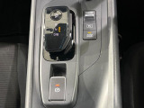 【電動パーキングブレーキ】パーキングブレーキは便利な電動式!ボタン一つで操作でき、アクセルを踏めば自動で解除されます♪レバーやペダルが無いので運転席廻りもすっきりしますね♪