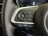 ステアリングには運転中でも簡単に操作できる各種スイッチついてます