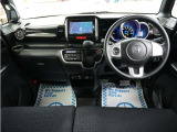 運転にかかわる様々な操作を安全に行えるように視点移動が少なく、操作性に配慮されたスイッチ類が凝縮されたコクピットです。