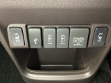 前席の左右別々のシートヒータースイッチが付いており、2段階で温度設定ができます。その間にアクセサリーソケットや充電可能USB端子が2個、外部入力用のUSB端子が1個ついています。