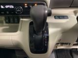 CVT車のセレクトレバーです。低速から高速まで、変速ショックのないスムーズな走りを実現するとともに、エンジン効率のよい領域を維持することで燃費にも貢献します。