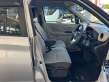 ゆったり座り心地の良い運転席シート、状態も良好です!!!センターアームレストも付いています。