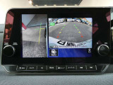 ギアを『R』に入れた後、カメラボタンを押すと、運転席から見えない左側面をナビ画面にうつしてくれるので、幅寄せや縦列駐車がし易くなります。