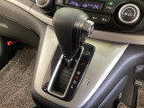 CVT車のセレクトレバーです。低速から高速まで、変速ショックのないスムーズな走りと、エンジン効率のよい領域を維持して燃費にも貢献します。