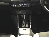 シフトレバーの奥に見えるのは、エアコンの操作スイッチ&ダイヤルでとっても使いやすいですよ♪