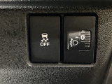 ハンドルの右側にはヘッドライトレベライザーとVSA(ABS+TCS+横滑り抑制)の解除スイッチがついています。ヘッドライトレベライザーは道路状況や積荷の加重に応じてライトの高さを調節できます。