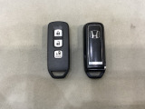 スマートキー付きですからドアロックの開閉およびエンジンスタートが楽々です。電動スライドドアの開け閉めもボタンで操作できます。スペアキーも同じものを用意しております。