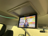 【後席モニター(フリップダウンモニター)】後部座席からも、DVDや映画、ライブ映像、YouTube動画など様々な動画が楽しめ、ドライブが退屈しません!