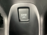 アームレストの後ろ側にはカップホルダーと、その中にあるアクセサリーソケットはUSBのアダプターをつければ移動中に充電もできるので便利です。