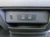 USBポート付きで携帯の充電などに便利。
