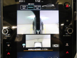 左右のサイドカメラ映像を同時に表示し、車両周囲の死角をしっかりカバー。狭い道や駐車時の接触リスクを減らし、安心して操作できる視界を確保します。