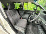 運転席まわりには十分なスペースがあり、大柄な方でもゆったり運転していただける環境です。
