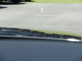 運転視界の遠方上方に虚像を投影することで前を見ながら情報の視認ができます。本当にドライバーが必要な情報を適切に伝え、楽しんで頂くことを考えた新世代装備です。※虚像は2.6m前方に浮かぶイメージです。