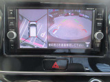 上空から見下ろしているかのように駐車できるアラウンドビューモニター。車庫入れや縦列駐車に役立ちます。