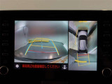 パノラミックビューモニター付きです。車両を上から見たような映像をモニター画面に表示。運転席からの目視では見にくい、車両周辺の状況をリアルタイムでしっかり確認できます。