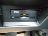 高速道路の乗り降り時のスマートさが嬉しいETC♪高速出入口でノンストップは嬉しいですね♪高速のスマートゲートでは付いていないと降りられません。最近では当たり前の装備になってきました。