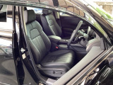 ゆったり座れる本革セパレートシートは、運転席8ウェイ、助手席4ウェイのパワーシートです。