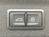 ●電動リアゲート:ワンタッチでリアゲートの開閉ができ、荷物などで両手が塞がっている状態でも簡単に開閉ができる便利機能です。