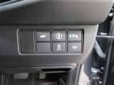パーキングセンサーや横滑りを防ぐVSA等のスイッチ類は運転席の右側、手の届きやすい位置にあります。