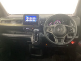 車内は光触媒抗菌消臭施工済です。インパネ周りはスタイリッシュなデザインで機能や装備も充実しています。グローブボックスやカップホルダーのほかにトレーなどたくさんの収納スペースが付いています。