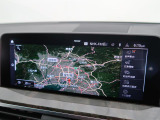 【純正ナビゲーション】BMWのナビゲーションは操作性も良く、詳細な地図情報と交通状況を見やすく表示し、快適なドライビングをサポートしながら目的地までナビゲートします。