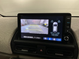 リバースギアに入れるだけで後方の表示へ切り替わります。夜間や雨の日の駐車も楽になりますよ。