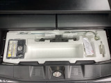 ラゲッジ下にはパンク修理キットの他に小物が収納できるスペースもあります