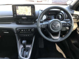 シンプルで使いやすいコクピット。視界性もよく運転しやすいですよ。スイッチ類も使いやすい場所に配置されています。