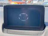 【マツダコネクトナビ】車内の雰囲気にマッチした一体型タイプのナビ。各種車輌設定やBluetooth再生等、様々な機能が楽しめます。直感的なダイヤル操作が可能で、使い勝手も良好です。