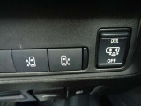 足先を、スッと入れてサッと引くだけで自動開閉。挟み込み防止機構付両側ハンズフリ-オ-トスライドドア