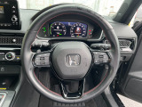 【ハンドル】運転にかかわる様々な操作を安全に行えるように視点移動が少なく、操作性に配慮されたスイッチ類が凝縮されたコックピット。