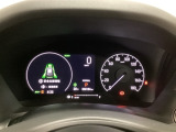 ハイブリット車専用のメーターです。右側の大型スピードメーターに加え、ステアリングスイッチを使って左のマルチインフォメーション・ディスプレイで燃費や動力伝達などの情報が見れるようになっています。