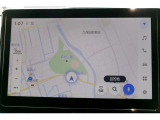 大画面10.5インチ。センター通信型コネクティッドナビの対応に加え、通信が途切れて万一保持する地図情報の外に出てしまった場合でも、続けてナビ機能が利用できる車載ナビ機能も搭載しています。