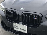 左右のBKキドニー・グリルの中心にはBMWのエンブレムが鎮座し、個性を放つデザイン性を兼ね備えました。