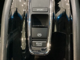 セレクトレバーの下に電子制御パーキングブレーキがあります。スイッチひとつで、停車した地点の傾斜などをシステムが検知・判断してブレーキ力を自動的に最適制御し、しっかり停車できるパーキングシステムです。
