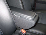 運転席にはアームレストがあります!