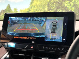 【パノラミックビューモニター】専用のカメラにより、上から見下ろしたような視点で360度クルマの周囲を確認することができます☆死角部分も確認しやすく、狭い場所での切り返しや駐車もスムーズに行えます。