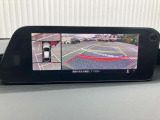 360度ビューカメラを搭載。4方の小型カメラの映像を処理し、車両真上からの映像に変換しています。