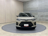 お車購入のポイントとなるフロントマスクです!シャープな目つきが印象的なデザインのヘッドランプです。