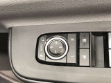 電動格納式ドアミラー付き。駐車場へ停めた時に、ボタン一つで左右のドアミラーをたたむ事ができます。