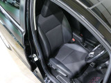 程よい硬さとホールド性が高いシートで長時間運転も快適です。