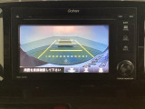 バックでの車庫入れも安心です! リアカメラが付いているバックモニター付のディスプレイオーディオを装備しております。操作線もついており距離感も画面から確認できます。